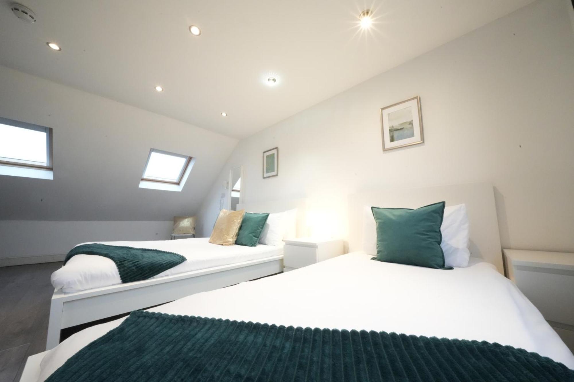 Grand Airport Ensuites Harmondsworth Exterior photo