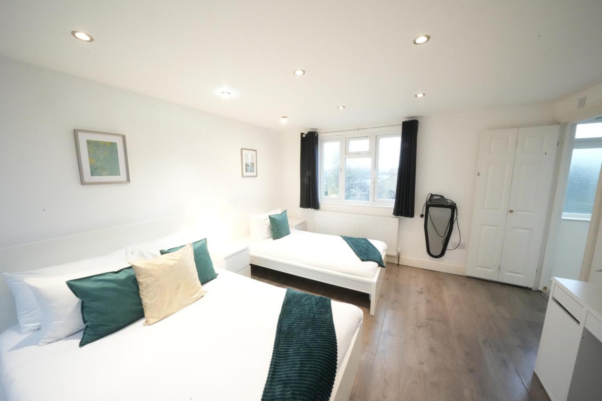 Grand Airport Ensuites Harmondsworth Exterior photo