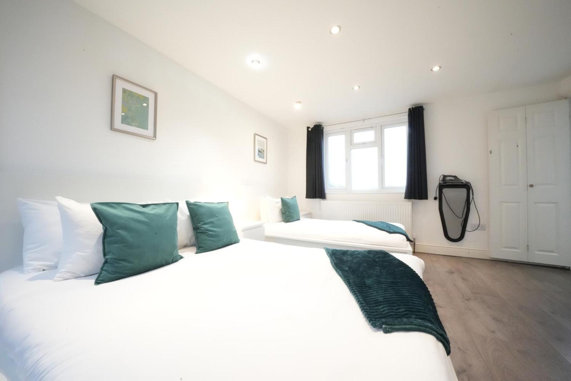Grand Airport Ensuites Harmondsworth Exterior photo